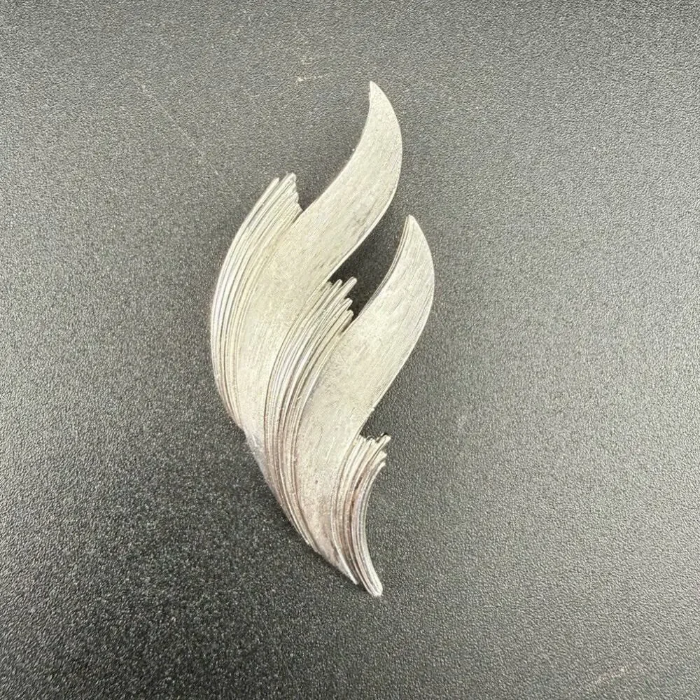 Vintage Crown Trifari Signed Brushed Silver Tone Leaf / Feather Wing Brooch Pin